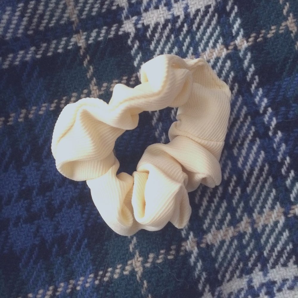 Pale yellow scrunchie (add to bundle to get 10% off 2 or more items)